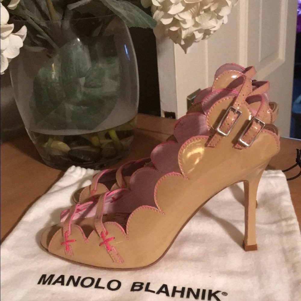 NWOB Manolo Blahnik scalloped sandals. - Picture 3 of 7
